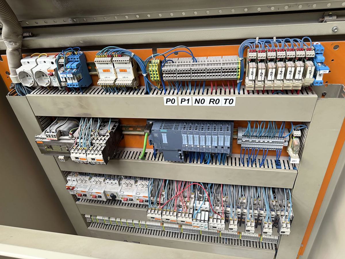 Schaltschrank mit Siemens ET 200SP nach dem Retrofit